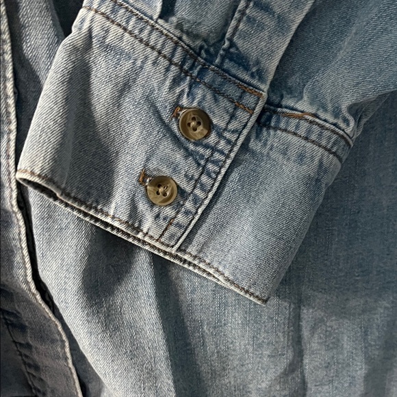 💁‍♀️WOMENS Light Blue Denim Shirt - Picture 5 of 8